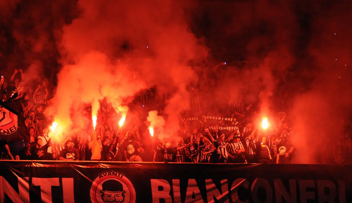 Nyala kembang api menyambut kemenangan Juventus atas ISL All Stars 8-1 di Stadion GBK, Jakarta, (6/8/2014). (Liputan6.com/Helmi Fithriansyah)