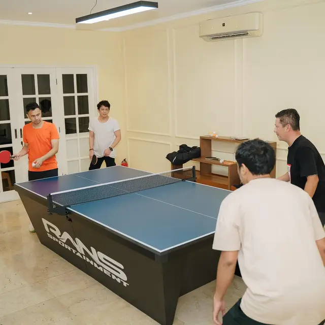 7 Potret Ariel Noah dan Raffi Ahmad Main Ping-Pong Sebelum Tanding di Tinju