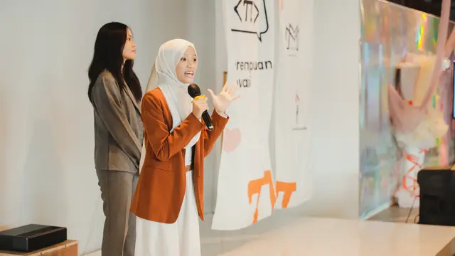 Salah satu peserta Perempuan Inovasi mempresentasikan program yang diciptakan. [Foto: Instimewa]