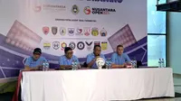 Turnamen sepak bola U-17 Nusantara Open 2023 kembali bergulir dan diramaikan 16 peserta, dengan 11 di antaranya merupakan klub Liga 1. Ketua Panitia Nusantara Open 2023 Fary Djemy Francis (kedua kanan) menjelaskan, ajang ini menjadi sarana melahirkan talenta muda potensial untuk dikirim mengikuti program ke Aspire Academy di Qatar.