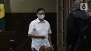 Terdakwa kasus dugaan korupsi di PT ASABRI Benny Tjokrosaputro meninggalkan ruangan usai menjalani sidang dengan agenda pembacaan putusan di Pengadilan Tindak Pidana Korupsi (Tipikor), Jakarta, Kamis (12/1/2023). Majelis hakim menjatuhkan vonis nihil kepada Benny Tjokrosaputro terkait pengelolaan keuangan dan dana investasi di PT Asabri tahun 2012-2019 dikarenakan sudah mendapat vonis seumur hidup dalam kasus Jiwasraya. (Liputan6.com/Johan Tallo)
