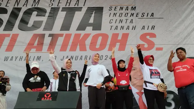 Siti Atikoh, istri Ganjar Pranowo mengikuti Senam Indonesia Cinta Tanah Air (Sicita) yang dihadiri ratusan kader dan simpatisan PDIP di Pusat Kegiatan Olahraga (PKOR) Way Halim, Bandar Lampung, Rabu (10/1/2024).