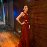 Kimberly Ryder itu mencuri perhatian dengan penampilannya yang begitu menawan dan bersinar dalam balutan one shoulder cut out dress warna merah merona rancangan desainer ternama, Jerry Tan. [@kimbrlyryder].