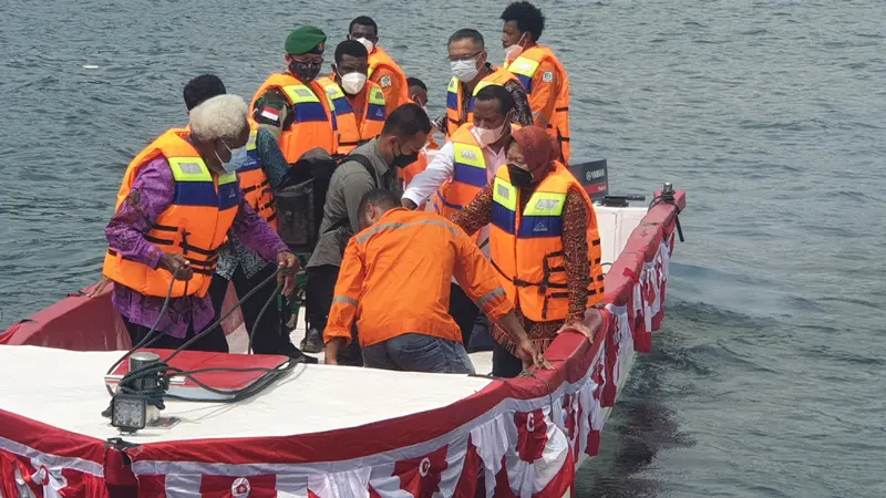 Menteri Sosial Tri Rismaharini meluncurkan bantuan berupa motor listrik dan kapal fiberglass untuk masyarakat Papua