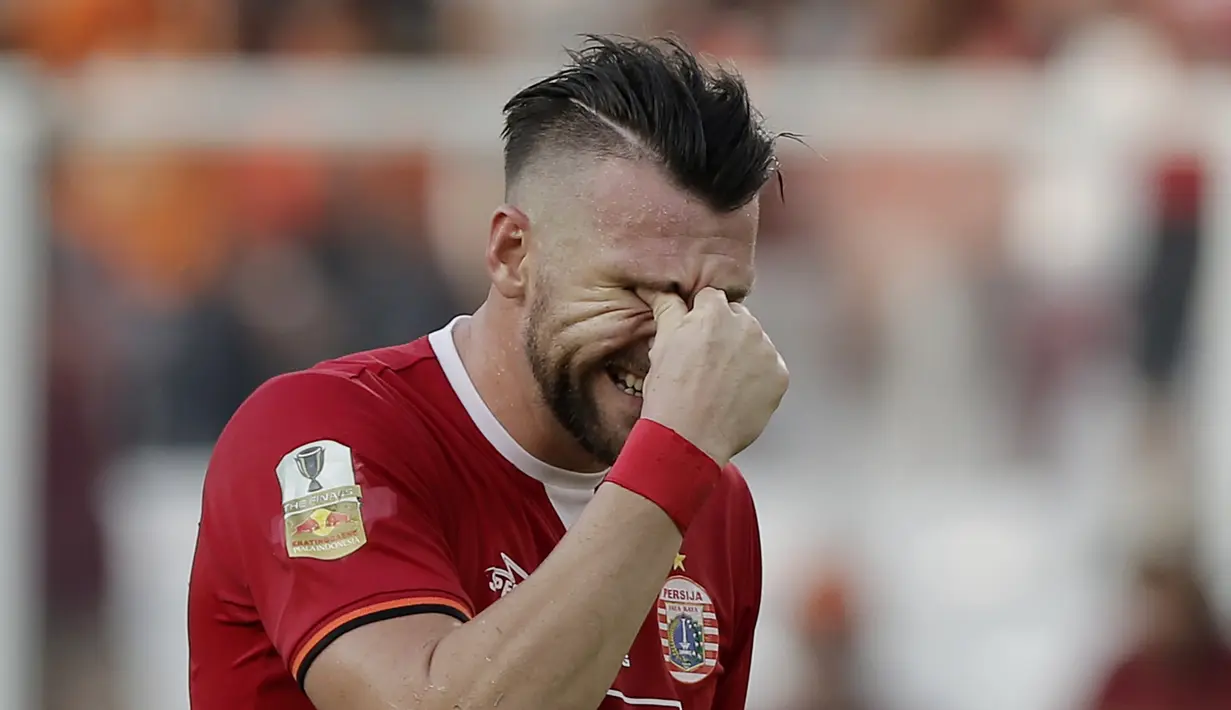 Striker Persija Jakarta, Marko Simic, tampak kecewa usai gagal membobol gawang PSM Makassar pada laga Piala Indonesia 2019 di SUGBK, Jakarta, Minggu (21/7). Persija menang 1-0 atas PSM. (Bola.com/M Iqbal Ichsan)