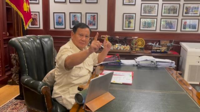 Aksi Prabowo Lembur Sambil Goyang Tangan Ditemani Lagu Dewa 19