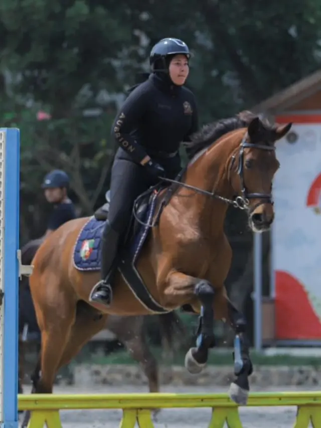 Potret Sharla Martiza sedang berkuda (Sumber: Instagram/adrianmaulana)