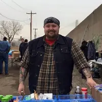 Tak hanya ingin sekadar member uang untuk para gelandangan, pria ini mengubah truk tua jadi kamar mandi. (Foto:  showertothepeoplestl.org)