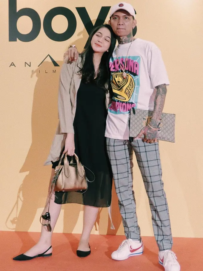 Sebut Istrinya Hamil di Luar Nikah, Ini 6 Momen Romantis Young Lex dan Sang Istri