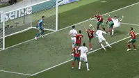 Striker Portugal, Cristiano Ronaldo, mencetak gol dengan sundulan ke gawang Maroko pada laga Piala Dunia di Stadion Luzhniki, Rabu (20/6/2018). Ronaldo menjadi pencetak gol internasional terbanyak di Eropa dengan 85 gol. (AP/Victor Caivano)