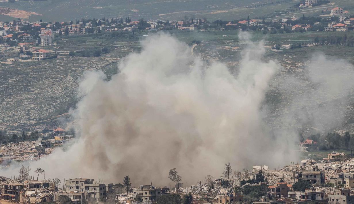 Asap mengepul saat tentara Israel menghancurkan bangunan dan rumah-rumah di Lebanon Selatan dekat perbatasan, seperti terlihat dari Upper Galilee, Israel Utara pada Senin 27 April 2026. (Jalaa MAREY/AFP)