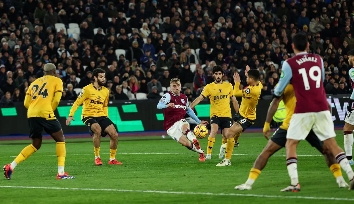 Pemain West Ham United, Jarrod Bowen mencetak gol kemenangan timnya ke gawang Wolves pada laga lanjutan Liga Inggris 2024/2025 di London Stadium, London, Inggris, Selasa (10/12/2024) WIB. (AFP/Adrian Dennis)