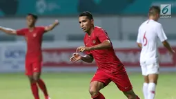 Pemain depan Timnas Indonesia, Alberto Goncalvesmerayakan golnya ke gawangHong Kong pada laga uji coba internasional di Stadion Wibawa Mukti, Cikarang, Selasa (16/10). Laga berakhir imbang 1-1. (Liputan6.com/Helmi Fithriansyah)