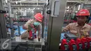 Pekerja saat memproduksi oli pelumas di Jakarta, Selasa (8/12). PUJ yang baru memiliki kapasitas 80% lebih besar dibandingkan dengan kapasitas sebelumnya. (Liputan6.com/Angga Yuniar)