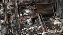 Warga mengumpulkan puing sisa kebakaran di Pasar  Inpres Tanah Abang, Jakarta, Minggu (11/10/2015). Kebakaran yang terjadi pada Minggu (11/10) dini hari tersebut menghanguskan 136 kios (Liputan6.com/Immanuel Antonius)