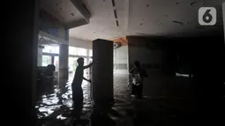 Suasana dan Kondisi lantai dasar Mall Cipinang Indah yang terendam air saat banjir melanda, Jakarta Timur, Rabu (1/1/2020). Selain merendam permukiman warga, banjir kali ini juga melumpuhkan Mal Cipinang Indah yang terpaksa ditutup akibat terendam air. (merdeka.com/Iqbal S Nugroho)