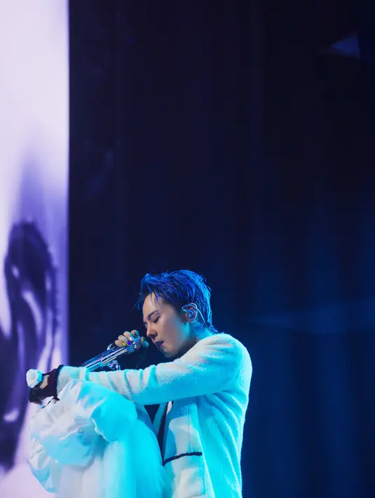 <p>Kali ini, G-Dragon mengenakan setelan putih. Dengan atasan blazer yang tampak mewah dihiasi dengan kristal hitam di beberapa sisi jas tersebut. [Dok. Chanel]</p>