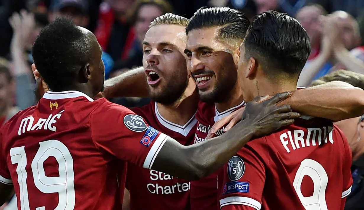 Para pemain Liverpool merayakan gol yang dicetak oleh gelandang Liverpool, Emre Can, pada laga playoff Liga Champions, di Stadion Anfield, Kamis (24/8/2017). Liverpool menang 4-2 atas Hoffenheim. (AFP/Oli Scarff)