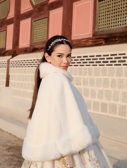 Tanpa makeup berlebih, Alyssa Daguise tetap terlihat cantik dengan pulasan makeup bernuansa nude [@alyssadaguise]