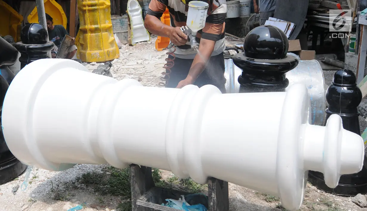 Perajin melakukan pengecatan saat pembuatan bidak catur raksasa di kawasan Pondok Aren, Tangerang Selatan, Selasa (16/10). Catur raksasa setinggi hampir satu meter ini dipasarkan di wilayah Jabodetabek hingga Kalimantan dan Bali. (Merdeka.com/Arie Basuki)