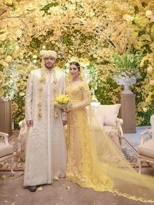 Selebgram Tasya Farasya berpose dengan sang suami, Ahmad Assegaf usai prosesi akad nikah. Tasya kerap membagikan tutorial make up kepada 388 ribu pengikutnya di Instagram. (Instagram/tasyafarasya)