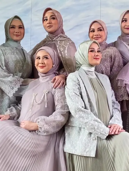 Biasa tampil dengan outfit kasual, kali ini geng Mamayu kompak mengenakan dress dan hijab.  [@doleytobing].