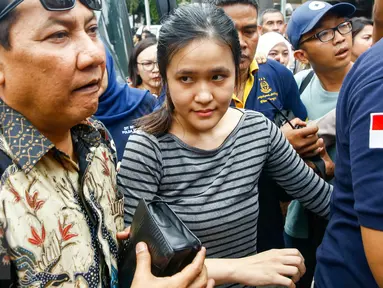 Jessica Kumala Wongso, tersangka kasus pembunuhan Wayan Mirna Salihin, tiba di Rumah Tahanan (Rutan) Pondok Bambu, Jakarta Timur, Jumat (27/5). Selama dua puluh hari ke depan, Jessica akan dititipkan disana. (Liputan6.com/Yoppy Renato)