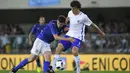 Pemain Italia, Thiago Motta (kiri), berebut bola dengan pemain Finlandia, Roman Eremenko, pada laga persahabatan di Stadion Marc'Antonio Bentegodi, Verona, Selasa (7/6/2016) dini hari WIB. (AFP/Olivier Morin)