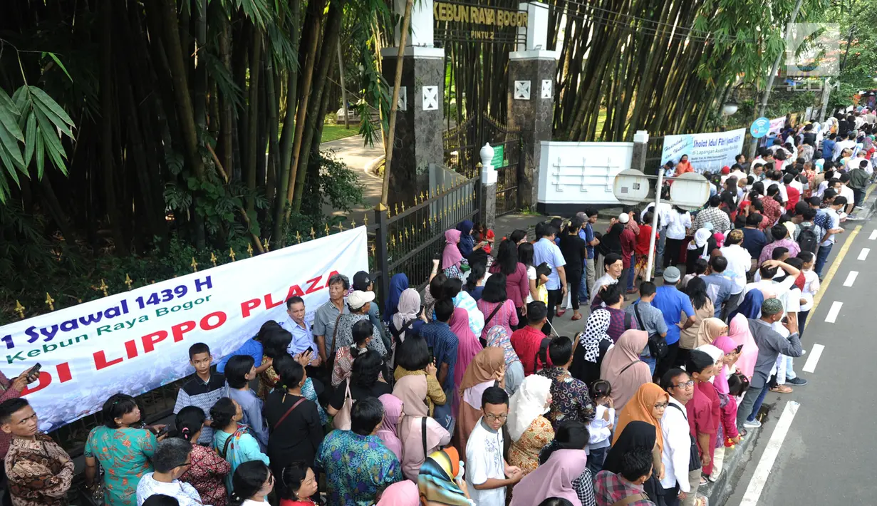 Warga antre masuk ke dalam Istana Bogor saat kegiatan open house Presiden Joko Widodo di Jalan Ir.H.Djuanda, Bogor (15/6). Ribuan warga antre untuk bersalaman mengucapkan selamat Idul Fitri  1439 H. (Merdeka.com/Arie Basuki)