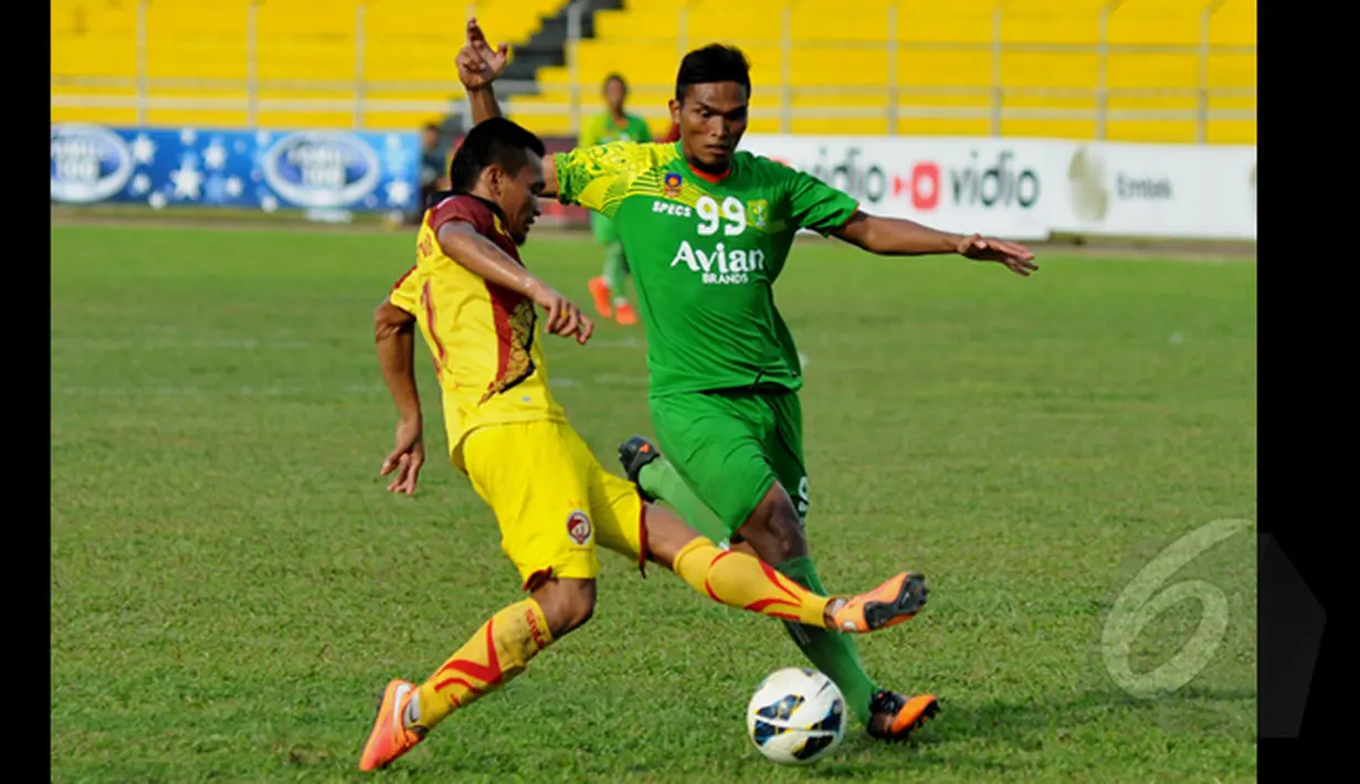 Sriwijaya FC ditahan imbang Persebaya Surabaya saat laga SCM Cup 2015 di Stadion H Agus Salim, Padang, Rabu (21/1/2015).  (Liputan6.com/Johan Tallo)