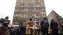 Petugas darurat bekerja di lokasi kebakaran gedung apartemen di Bronx, New York, Amerika Serikat, 9 Januari 2022. Sebanyak 19 orang tewas dalam kebakaran maut tersebut. (AP Photo/Yuki Iwamura)