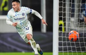 Pemain Inter Milan, Lautaro Martinez, merayakan gol yang dicetaknya pada laga Liga Italia antara Atalanta vs Inter di Bergamo, Italia, Minggu, 28 Desember 2025. (Spada/LaPresse via AP)