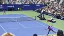 Petenis Amerika Serikat, Serena Williams berusaha mengembalikan bola pukulan Bianca Andreescu dari Kanada pada pertandingan final AS Terbuka 2019 di New York (7/9/2019). Andreescu menang atas Serena 6-3, 7-5. (AP Photo/Sarah Stier)