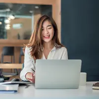 bersikap positif saat bekerja/shutterstock/Amnaj Khetsamtip