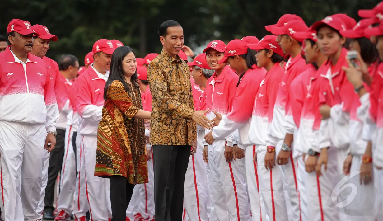 Presiden Jokowi dan Menteri Puan Maharani bersalaman dengan atlet Indonesia yang akan berlaga di SEA Games XXVIII Singapura, Jakarta, Selasa (26/5/2015). Pesan Jokowi agar para atlet berjuang sekuat tenaga mengharumkan bangsa. (Liputan6.com/Faizal Fanani)