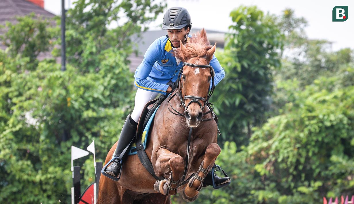 Atlet berkuda tim Kurnia Stable, Muhammad Akbar Kurniawan beraksi pada nomor Show Jumping 90 cm saat ajang Solidarity Equestrian Challange 2022 yang berlangsung di Jakarta International Equestrian Park, Jakarta Timur, Minggu (30/01/2022). (Bola.com/Bagaskara Lazuardi)