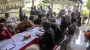 Bursa kerja ini juga bertujuan untuk memberi lebih banyak peluang kerja bagi penyandang disabilitas dengan bekerja sama dengan perusahaan-perusahaan yang menawarkan ratusan lowongan di berbagai bidang. Tampak dalam foto, para penyandang disabilitas menunggu untuk menyerahkan formulir lamaran mereka dalam bursa kerja yang diselenggarakan pemerintah daerah di Surabaya, Jawa Timur, pada Selasa 25 November 2025. (JUNI KRISWANTO/AFP)