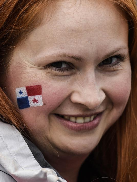 Seorang fans Panama mewarnai pipinya dengan gambar bendera saat berada di Saransk, Senin (11/6/2018). Jelang Piala Dunia, para suporter mulai berdatangan ke Rusia. (AFP/Juan Barreto)