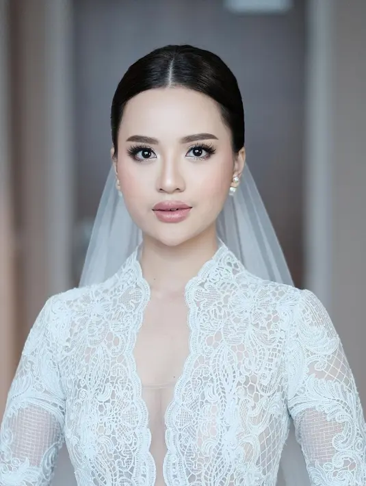 Dari tatanan makeup, Anggi juga tampak manglingi. Riasannya tak terlalu bold tapi cukup membuatnya memesona. [Instagram.com/anggimarito]