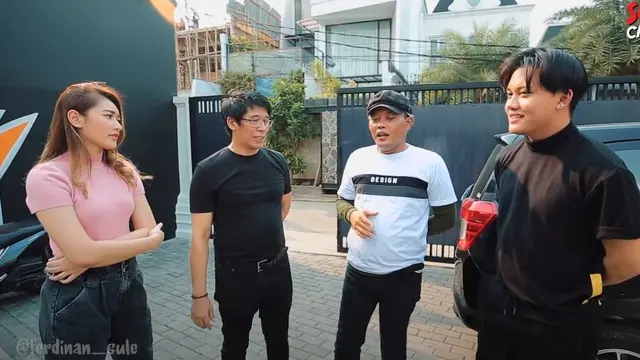 Dijodohkan Ortu, Ini 7 Potret Pertemuan Rizky Febian dan Amanda Caesa