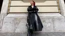 Tasya juga tampil serba hitam dengan coat organza dipadukan rok dan knee boots sambil membawa handbag hitam putihnya.  [@tasyafarasya]