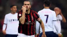 Bek AC Milan, Leonardo Bonucci melakukan selebrasi usai mencetak gol ke gawang Crotone pada lanjutan Liga Serie A Italia di San Siro, Milan (6/1). Gol Bonnuci ini menjadi penentu kemenangan tipis Milan 1-0 atas Crotone. (AFP Photo/Marco Bertorello)