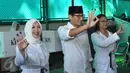 Calon Wakil Gubernur (Cawagub) DKI Jakarta, Sandiaga Uno bersama istri dan anaknya menunujukan jarinya usai menyoblos dalam Pilkada Putaran kedua di TPS 01, Kebayoran Baru, Jakarta, Rabu (19/4). (Liputan6.com/Helmi Afandi)