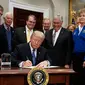 Presiden AS, Donald Trump menandatangani dokumen kebijakan untuk mengirim astronot AS kembali ke bulan dan Mars, di Ruang Roosevelt Gedung Putih, di Washington (11/12). (AP Photo/Evan Vucci)