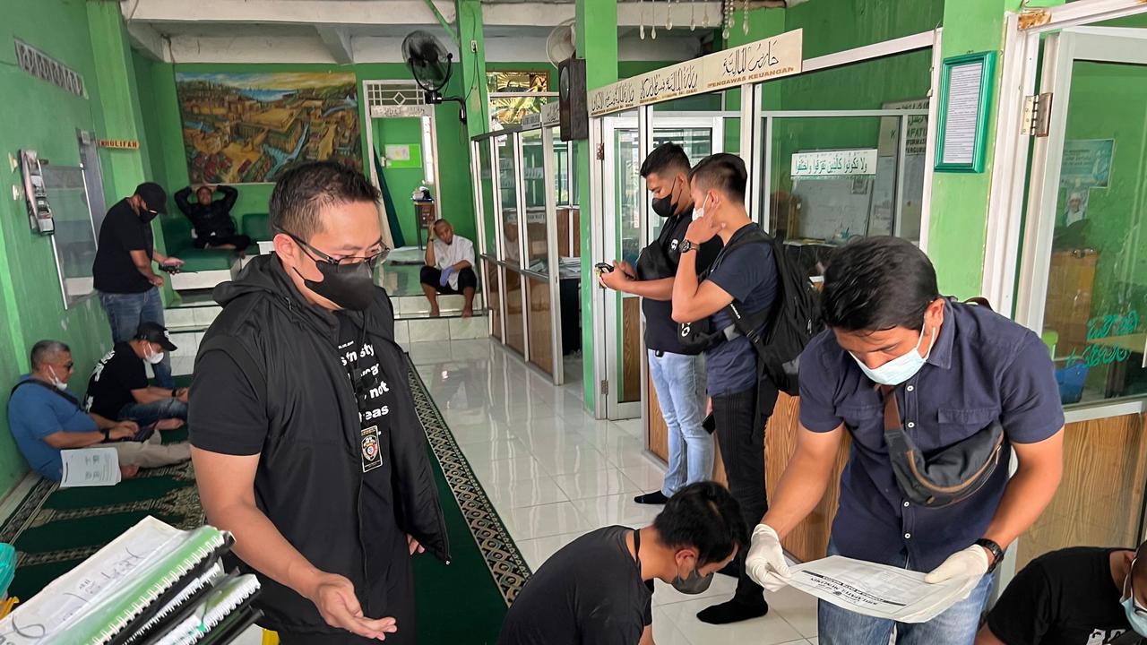 Ditrreskrimum Polda Metro Jaya menggeledah Kantor Pusat Organisasi Khilafatul Muslimin di Teluk Betung, Bandar Lampung, Sabtu (11/6/2022).