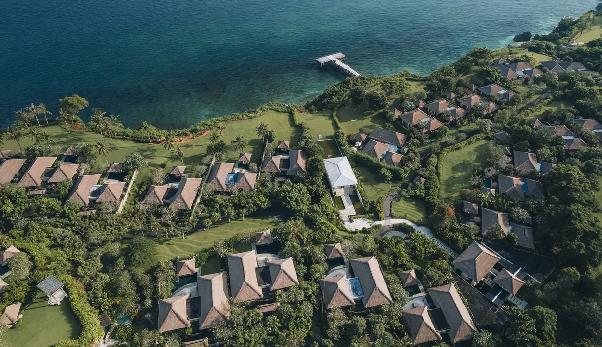 Salah satu inisiatif utamanya adalah AYANA Food Waste Loop, yang mengolah limbah organik dari dapur dan restoran menjadi pakan ternak bagi petani lokal. Sementara itu, minyak goreng bekas dimanfaatkan kembali melalui kerja sama dengan Green School Bali sebagai bahan bakar BioBus dan bahan pembuatan sabun. [Dok/AYANA BALI].