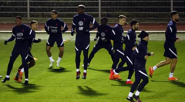 Para pemain timnas Prancis ambil bagian dalam sesi latihan di Clairefontaine-en-Yvelines, barat daya Paris, Selasa (10/11/2020). Prancis akan beruji coba melawan Finlandia di Stade de France pada Kamis (12/11/2020) dini hari WIB dalam pertandingan persahabatan internasional. (Yoan VALAT/POOL/AFP)