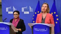 Menteri Luar Negeri RI Retno Marsudi (kiri) dan Komisioner Uni Eropa untuk urusan Luar Negeri dan Pertahanan Federica Mogherini kala bertemu untuk membahas isu Yerusalem dan Rohingya (14/12/2017) (Sumber: Uni Eropa)