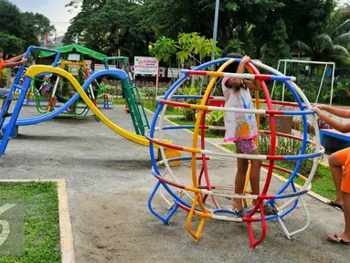 Sejumlah anak bermain di Ruang Publik Terpadu Ramah Anak (RPTRA) Kebon Pala, Jakarta Timur, Selasa (24/5/2016). Gubernur DKI Jakarta, Basuki Tjahaja Purnama memastikan akan terus membangun RPTRA di wilayah permukiman warga. (Liputan6.com/Yoppy Renato)