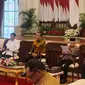 Menteri Pertahanan sekaligus Presiden Terpilih RI, Prabowo Subianto duduk di sebelah  Presiden Joko Widodo atau Jokowi saat memimpin sidang kabinet paripurna di Istana Negara Jakarta, Senin (24/6/2024). (Foto: Liputan6.com/Lizsa Egeham).